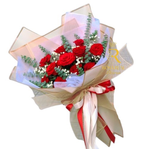 Elegancia Natural de 12 Rosas con Eucalipto