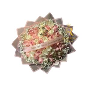 Ramo de 50 Rosas con Gypsophila y Banda Personalizada