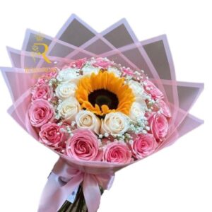 Ramo de rosas en delicado papel.