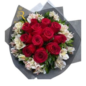 Ramo de rosas y astromelia.