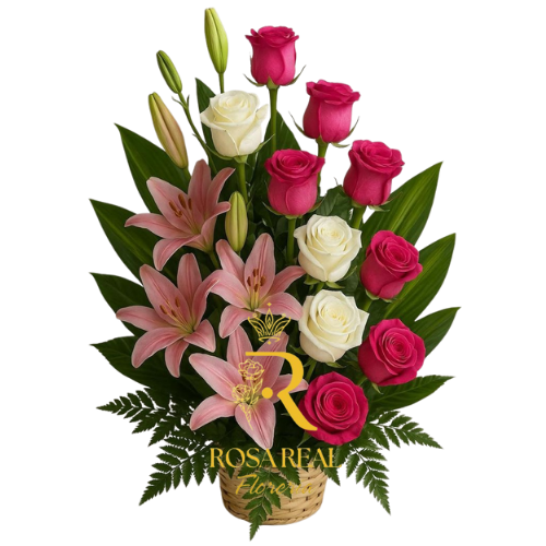 Arreglo floral en canasto con rosas rosadas, rosas blancas y lirios rosados decorado con follaje verde.