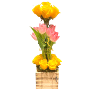 Arreglo vertical con rosas amarillas y tulipanes rosados en base de madera, ideal para regalar o decorar Rosa Real