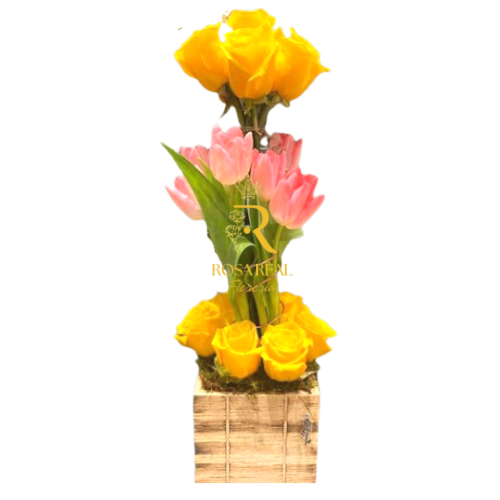 Arreglo vertical con rosas amarillas y tulipanes rosados en base de madera, ideal para regalar o decorar Rosa Real