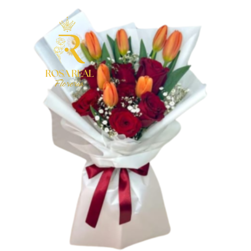 ramo elegante de 7 rosas y 7 tulipanes frescos en envoltorio decorativo