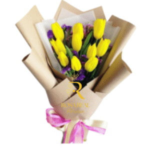 ramo de tulipanes amarillos frescos envueltos para regalo